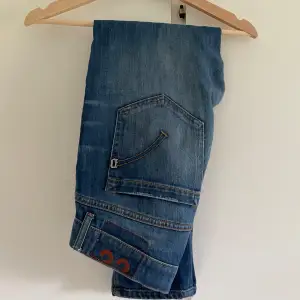 Dondup jeans i modellen George (Slim fit), skick 8/10 men är ihopsytt bak på byxorna, skriv vid frågor om sömnen, vid snabb affär kan priset ändras!