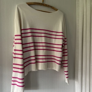 Stickad tröja - Tunnstickat tröja från mango, är i storlek L men ganska liten passform så snarare än M. 