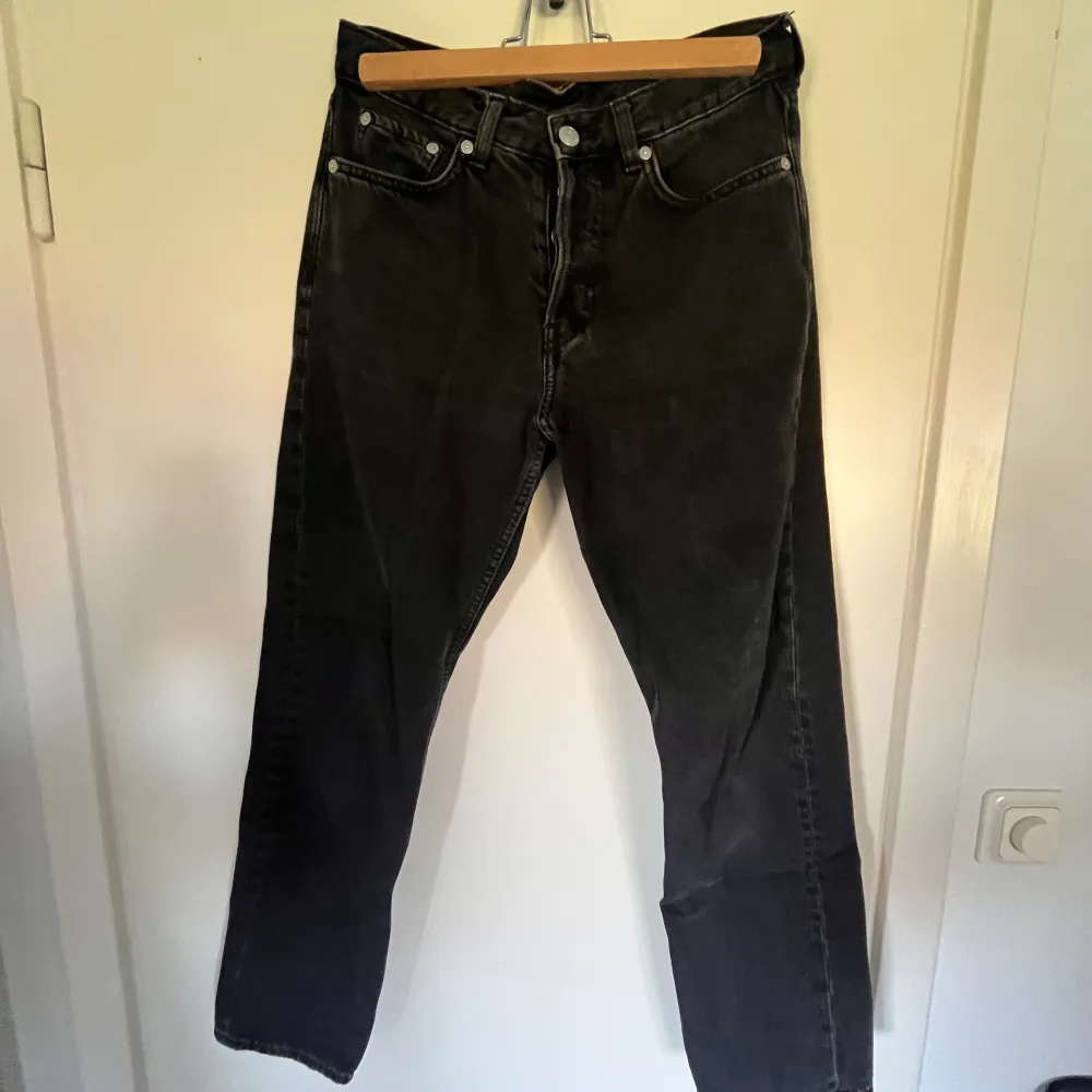 Säljer mina favorit jeans då de blivit alldeles för små. Jättefint skick, låg midja och rak modell. Knäpps med knappar.. Jeans & Byxor.