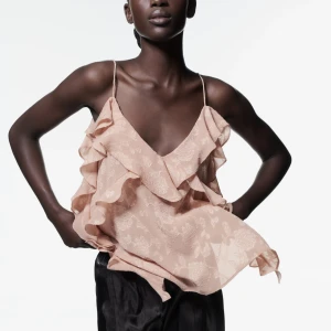 Zara topp - topp med volanger från Zara, har knappt använt då den är för stor❣️