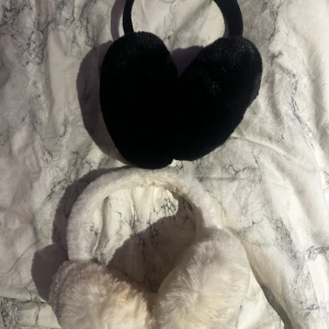Öronmuffar - De svarta är helt oanvända  De vita är använda vid ett tillfälle, tyvärr har de några sminkfläckar men ingenting som syns när de är på.