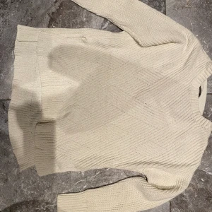 Tjocktröja stl.L - En elegant fin vit tjocktröja. Inte så mycket använd. Riktigt varm och skön. Säljer en likadan svart också. Säljes pga stor garderobrensning. Kika gärna på mina andra annonser, säljer mycket. Samfraktar gärna:)