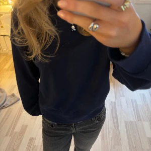 Mörlblå sweatshirt - Säljer denna fina sweatshirt ifrån hm❤️