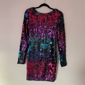 DM paljettklänning - Paljettklänning från DM Retro. Ny med tags kvar. Nypris 799kr.