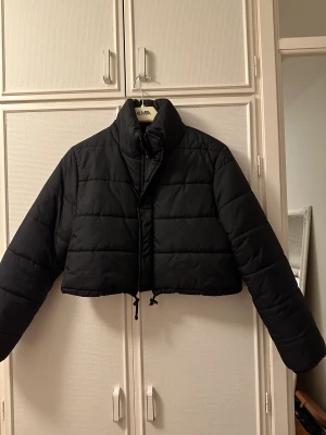 Cropped puffer jacket  - Storlek L  Dock liten i storlek!