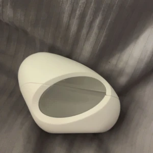 Parfym Ariana - En Ariana Grande parfym i doft av vanilj. Fick i julklapp men vart fel doft och går inte att lämna tillbaka, endast testad ca 2 sprut. Lite knölig förpackning. Nypris 560 ( 30ML )