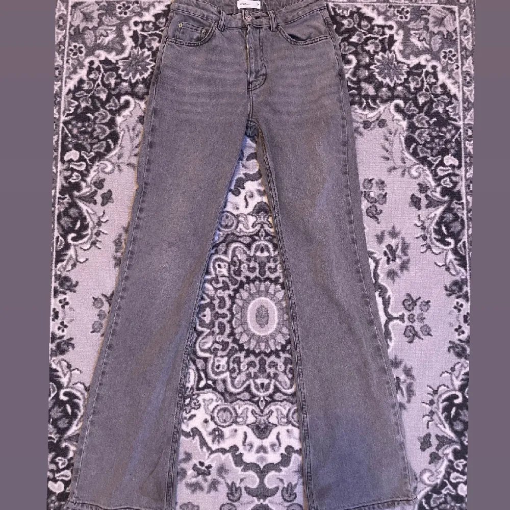 Ljus gråa byxor i mid waist för 350kr, passar 167 cm men även kortare och längre. storlek 34. Inga hål, missfärgningar eller skrynklor (bra skick). Jeans & Byxor.