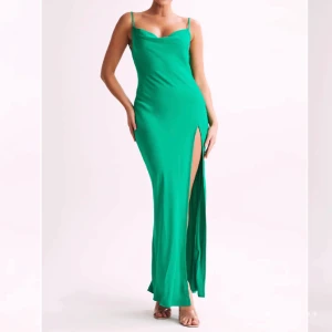 Grön balklänning  - Hej säljer du min balklänning från förra året då jag inte har andvändning för den, skriv gärna privat vid frågor 💞(ny pris 1000)