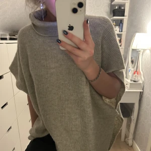 Stickad tröja   - Stor mysig stickad tröja, kortare i armarna och lite öppen längre ner, superfin modell🤍