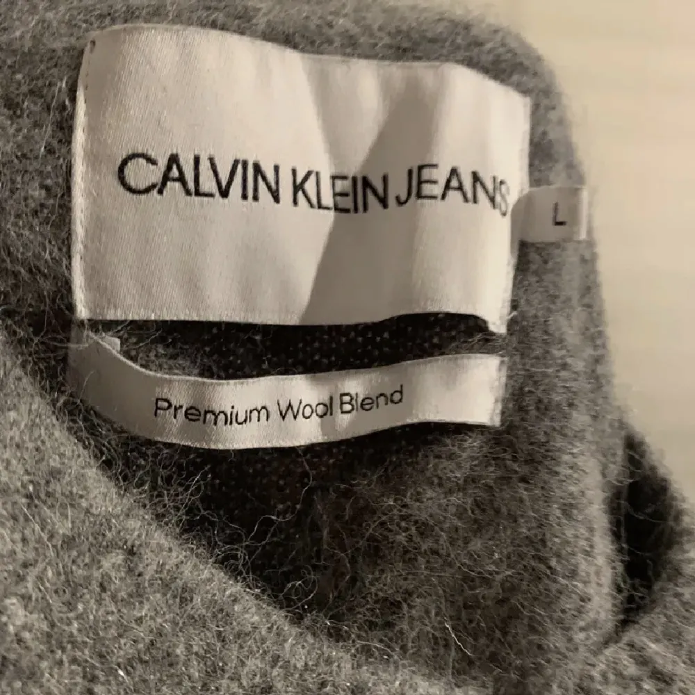 Fin o stilren Calvin Klein tröja! Ser skrynglig ut på bild för att jag precis hade tagit ut den från vakumpåse under hösten!. Stickat.