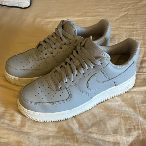 Nike Air Force  - Nike Air Force i grått färg, riktigt fint skick. Smått tecken på användning på hälsulan men annars fint. Aning ovanliga skor :)