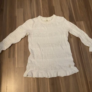 Vit tröja (maskinstickad)  - Den är ifrån MQ 365, passar även till S