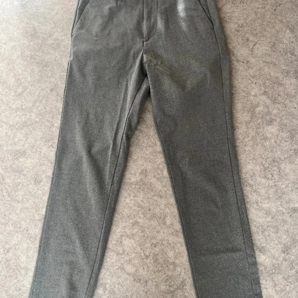 Snygga och sköna grå kostymbyxor från Jack&Jones. Sparsamt använda, mjuka i tyget. Modell Slim/Marco. Storlek 27/30(midja/benlängd). Jeans & Byxor.