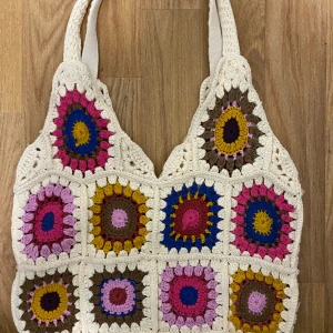 Tote bag - En nästan oanvänd totebag. Detta är den perfekta accessoaren för dig som söker något speciellt och unikt. Fånga uppmärksamhet med denna vackert stickade Totebag som är redo att följa med dig överallt och ha hand om alla dina saker! Mått: 30x42cm