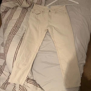 Jack&jones jeans  - Helt nya och oanvända jack&jones jeans straight leg ecru. Storlek 34.32. Bra skick! 