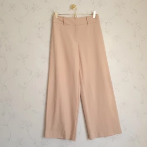 Mjuka beige byxor -  Beskrivning kommer upp inom kort