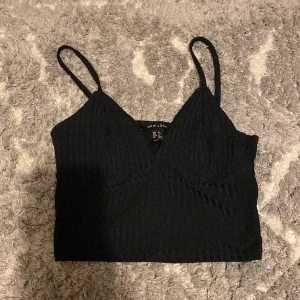 Svart topp  - En svart V-ringad topp. Inga defekter. Skriv privat för mer info☺️