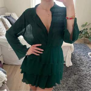 Säljer nu en grön zara klänning som är endast provad. Skriv gärna om ni är intresserade💕storlek L men passar även S. Bilderna är lånade