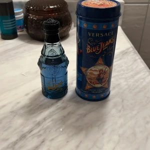 Versace blue jeans  - Tja! Säljer min Versace blue jeans då ja inte använder den längre. Den är en väldigt budget old School inför sommaren och det är ca 2/3 kvar i den. Kom med bud