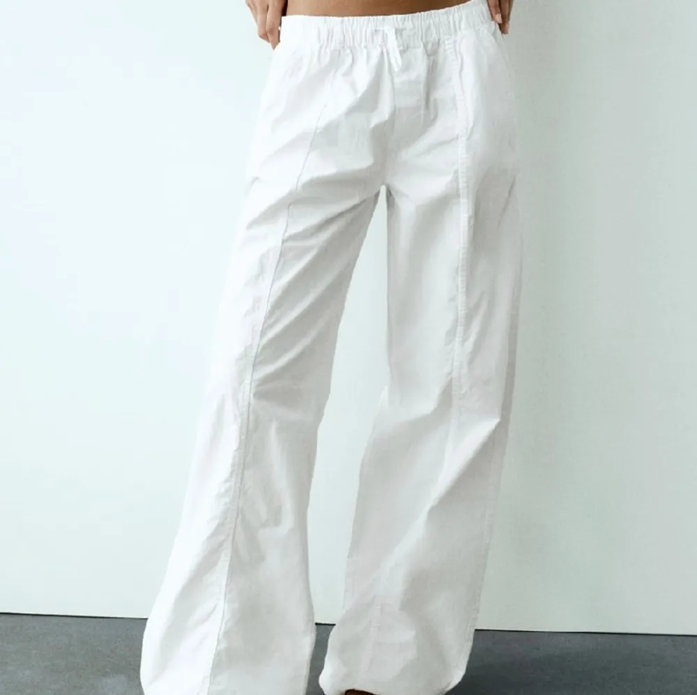 Vita parachute pants som tyvärr aldrig kommit till användning. Sååå snygga, perfekt längd och passform. Kontakta vid intresse❤️. Jeans & Byxor.