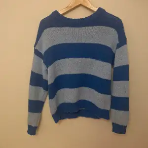 Säljer denna stickade tröja från vero Moda då den inte kommer till användning längre. Superfin och har inga defekter💙 fri frakt fram till 7 januari
