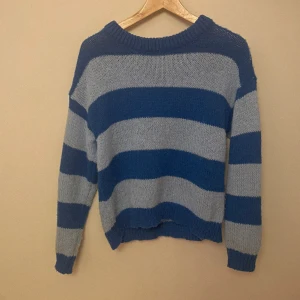 Stickad trlja - Säljer denna stickade tröja från vero Moda då den inte kommer till användning längre. Superfin och har inga defekter💙 fri frakt fram till 7 januari