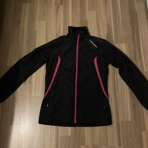 Vindjacka   - En tränings ”vindjacka” från Fisher, bra till träning! Bra skick i storlek S-XS