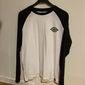 Dickies tröja storlek M - En långärmad dickies tröja i storlek M. Aldrig använd så 10/10 skick.
