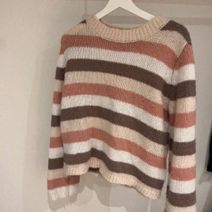Stickad tröja - Supersöt stickad tröja köpt på Vero Moda men märket Pieces. Kommer tyvärr inte till användning. Nästan oanvänd.❤️