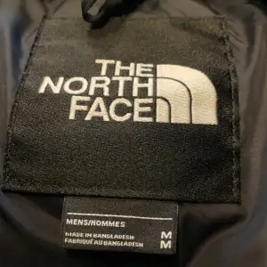 Svart pufferjacka, The North Face, storlek M man. Toppenskick
