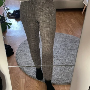 Kostymbyxor dam  - Ett par byxor i fint skick men har använts. Kan inte direkt se några defekter som hål och smuts 🔆