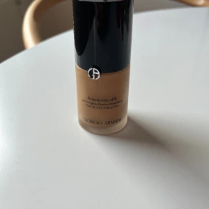 Armani luminous sill foundation  - Använd 2-3 gånger. Fel färg för mig färg 7.8 . Nypris: 680 :-