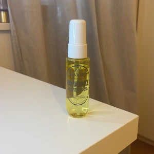 Sol de Janeiro Rio radiance - 30 ml sol de Janeiro body mist i doften Rio radience. Endast testad några gånger, se hur mycket som finns kvar på bild. ☺️☺️
