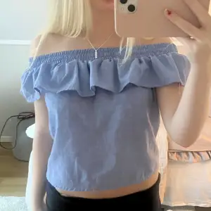 Super söt offshoulder blus som man kan ha på olika sätt🤗