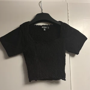 Topp - Säljer denna fina topp från missguided då den tyvärr är för liten för mig🫶🏻