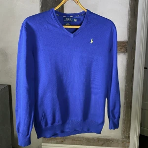 Ralph Lauren tröja V-ringad - Trevlig RL V-ringad tröja i bra skick! Endast använd få gånger. Ser kanske lite lila ut på bild mer mär marinblå. Om du har någon fundering är det bara att hoppa in i DM. Mvh StilKontoret