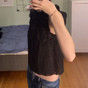 Svart Topp - Säljer dessa pga att den inte används, original pris: 340, säljer för 110 inkl frakt 📦 Storlek: 34! Kom priv för frågor 🪽OBS: köpt från sellpy!