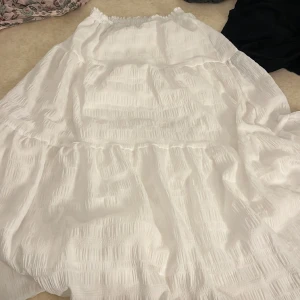 Lång kjol - Använd ej köp nu  Bra skick Ej genomskinlig 