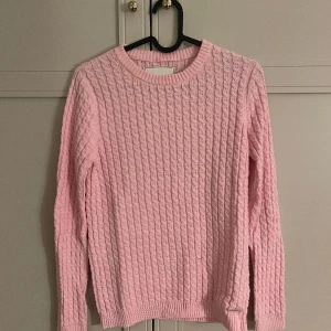 Lexington kabelstickad tröja - Jättefin tröja från lexington, endast använd 1 gång o därmed helt oskadad, jättefint skick, storlek xs men skulle även säga att den passar en s💕