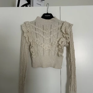 Tröja - Stickad tröja från zara med spettsdetaljer🤩 Sparsamt använd och väldigt bra skick💃