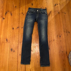 Jeans - Jeans från replay, lite tighta. Nästan aldrig använda 