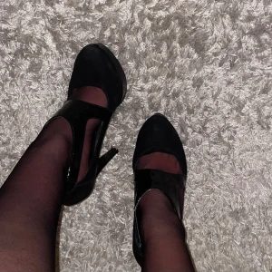 Sexiga klackskor  - Snygga guess klackskor,  oanvända.  10 cm klack 