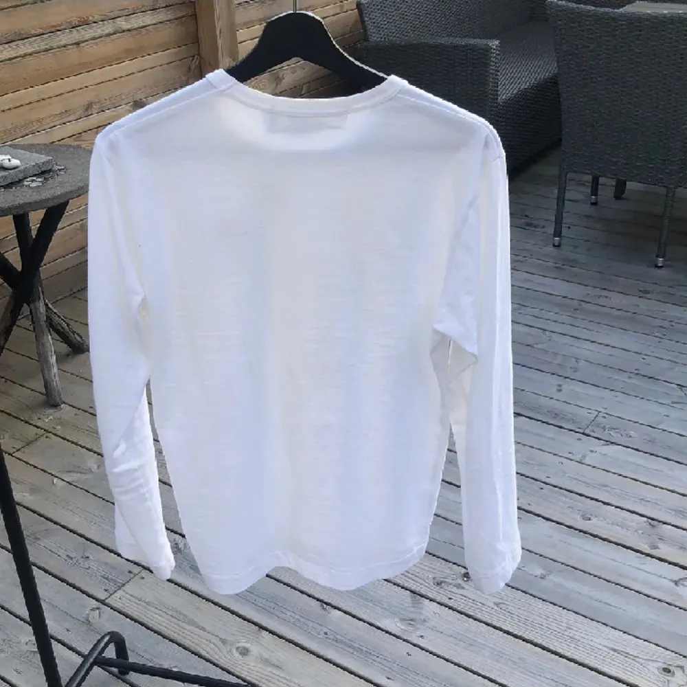 En vit långärmad T-shirt köptes på Farfetch för lite mer än 1000kr. Idag 01/01-24 går den för ca 1800kr (ny)  Strlk S passar XS 9/10 i skick. T-shirts.