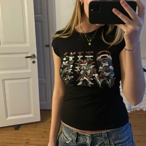 Cool t shirt - Så snygg tight t shirt med paljetter!!