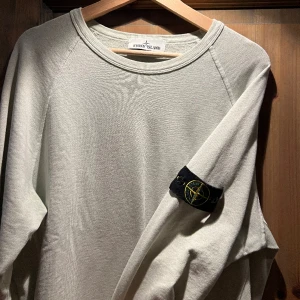 Stone Island Crewneck - En stone island crewneck storlek L Säljer för jag knappt använd, skick 8/10. Prislappen finns kvar
