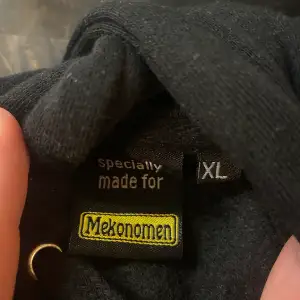 ”Specially made for Mekonomen”  En hoodie och ett par mjukisbyxor med Mekonomen logga. Båda i originalförsegling och aldrig använda.  Båda i XL  Väldigt sällsynta och var poppis förr.