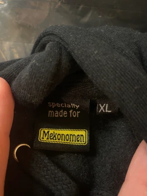 Mekonomen ÄKTA Hoodie och Mjukis - ”Specially made for Mekonomen”  En hoodie och ett par mjukisbyxor med Mekonomen logga. Båda i originalförsegling och aldrig använda.  Båda i XL  Väldigt sällsynta och var poppis förr.