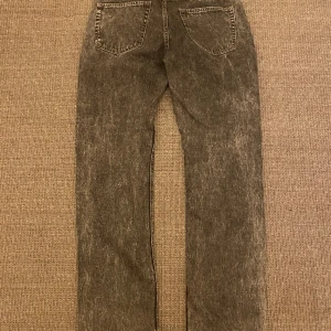 Gråa jeans  - Ett par feta regular fit gråa jeans. Nypris 1899kr, mitt pris 950kr.