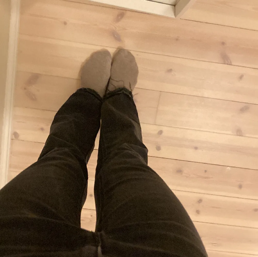 Detta är ett par jätter snygga svart bootcut jeans från Gina tricot. Dem är mid-waist!❤️. Jeans & Byxor.
