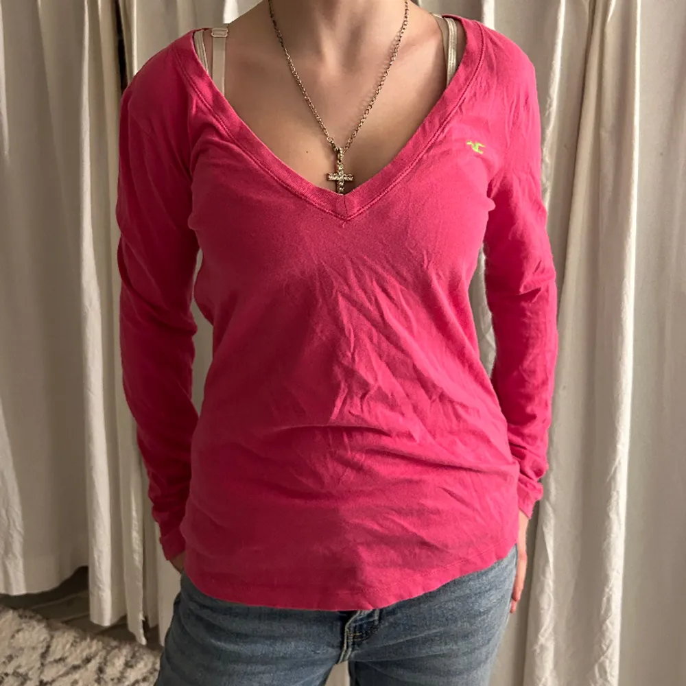 Säljer en vintage knall rosa tröja! Super söt och v-ringad❤️. Tröjor & Koftor.